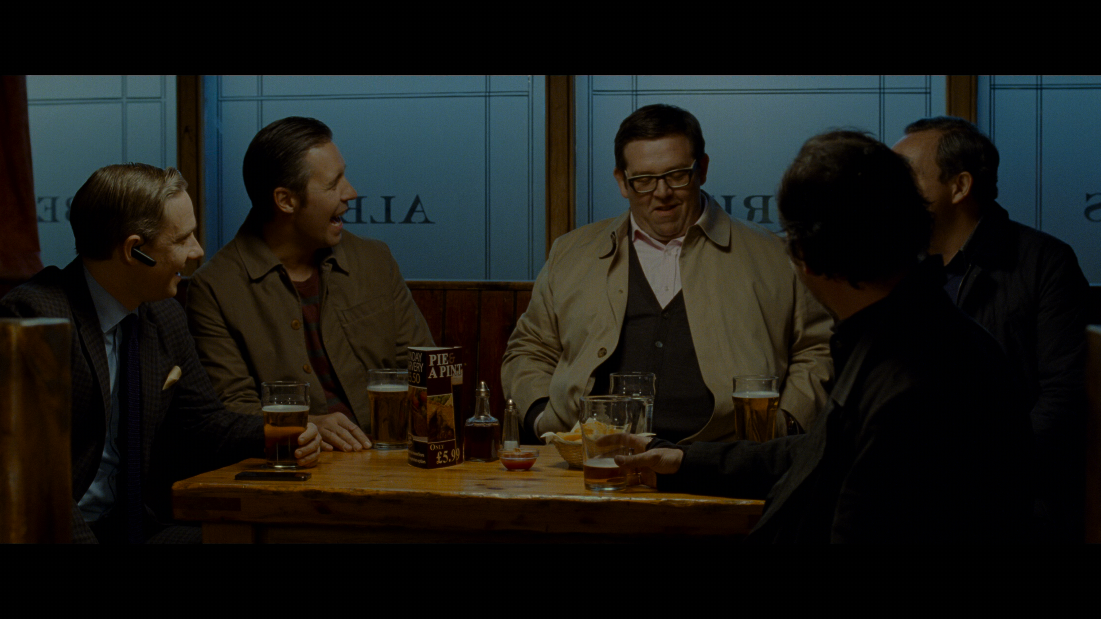The.World's.End.2013.UHD.BDRemux.2160p.HDR.DoVi.Hybrid.P8.by.DVT.mkv_snapshot_00.32.03_[2022.01.15_11.21.26].png
