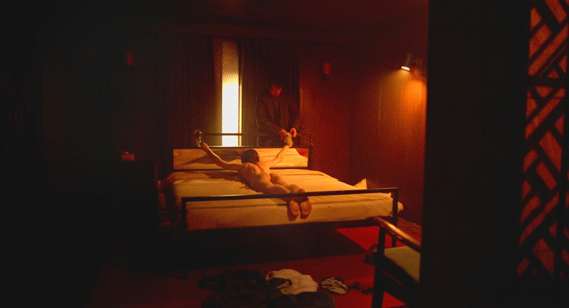 Alexandra Daddario_Lost Girls and Love Hotels (2020)_WEBDL1920x1040.mp4_snapshot_03.17.949.jpg
