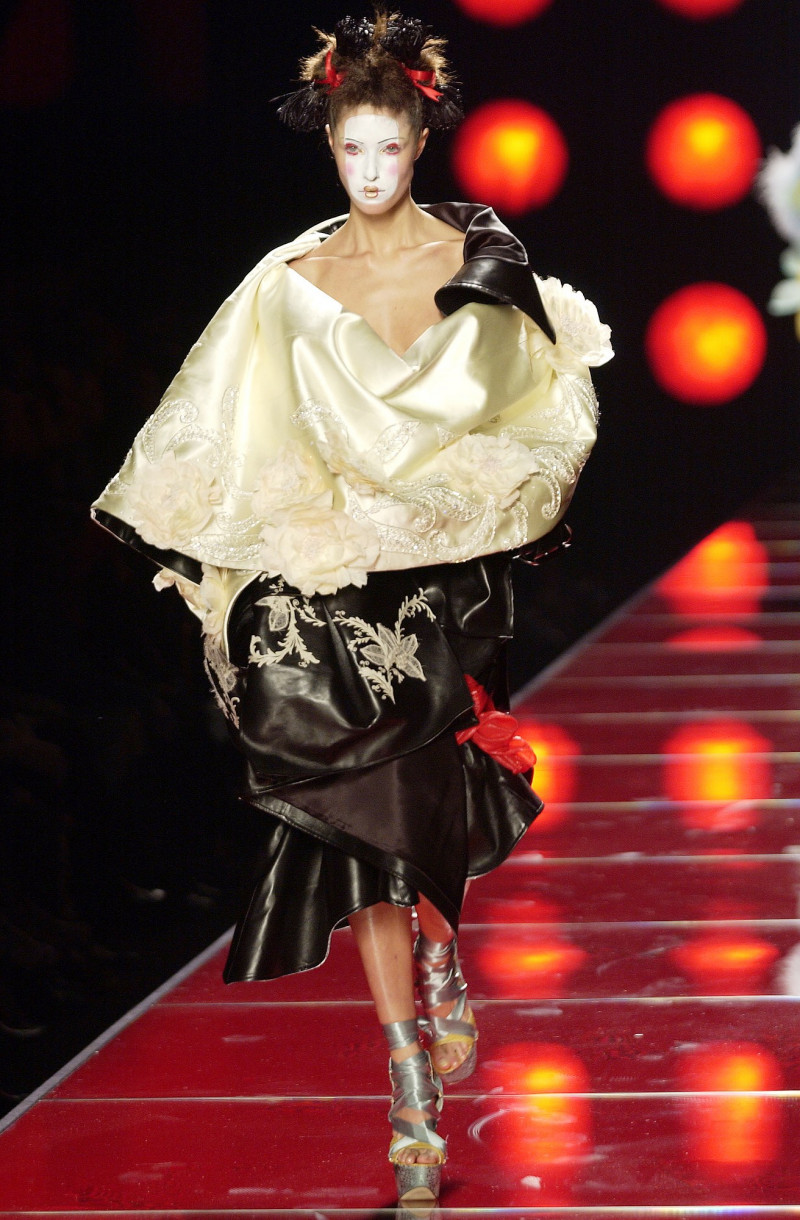 christian-dior-spring-2003-couture-00090h-nadejda-savcova.jpg