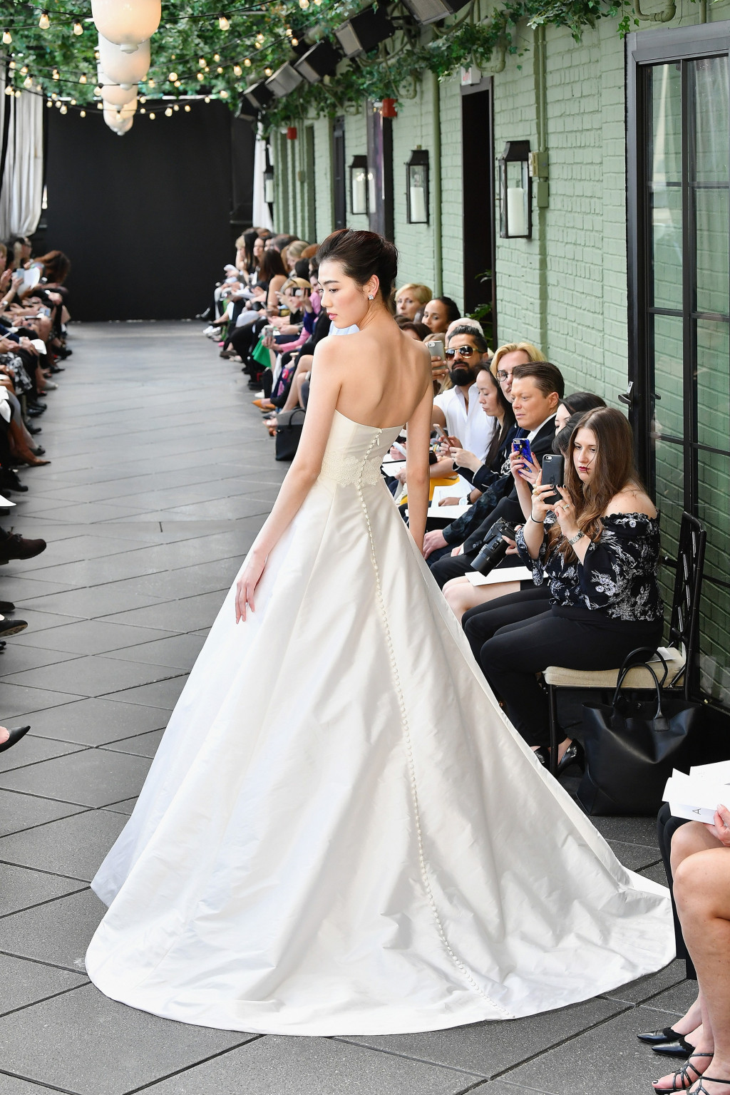 945919000-amsale-bridal-spring-2019-vogue-pr.jpg