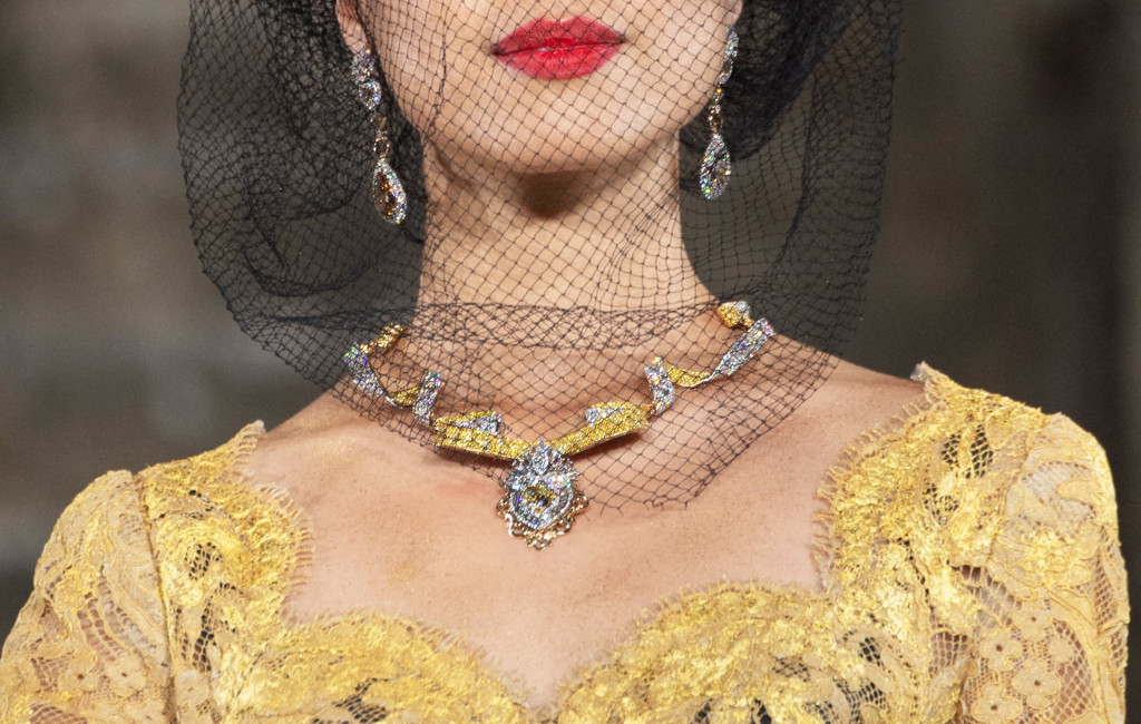 dolce-and-gabbana-firenze-2020-alta-gioielleria-woman-06.jpg