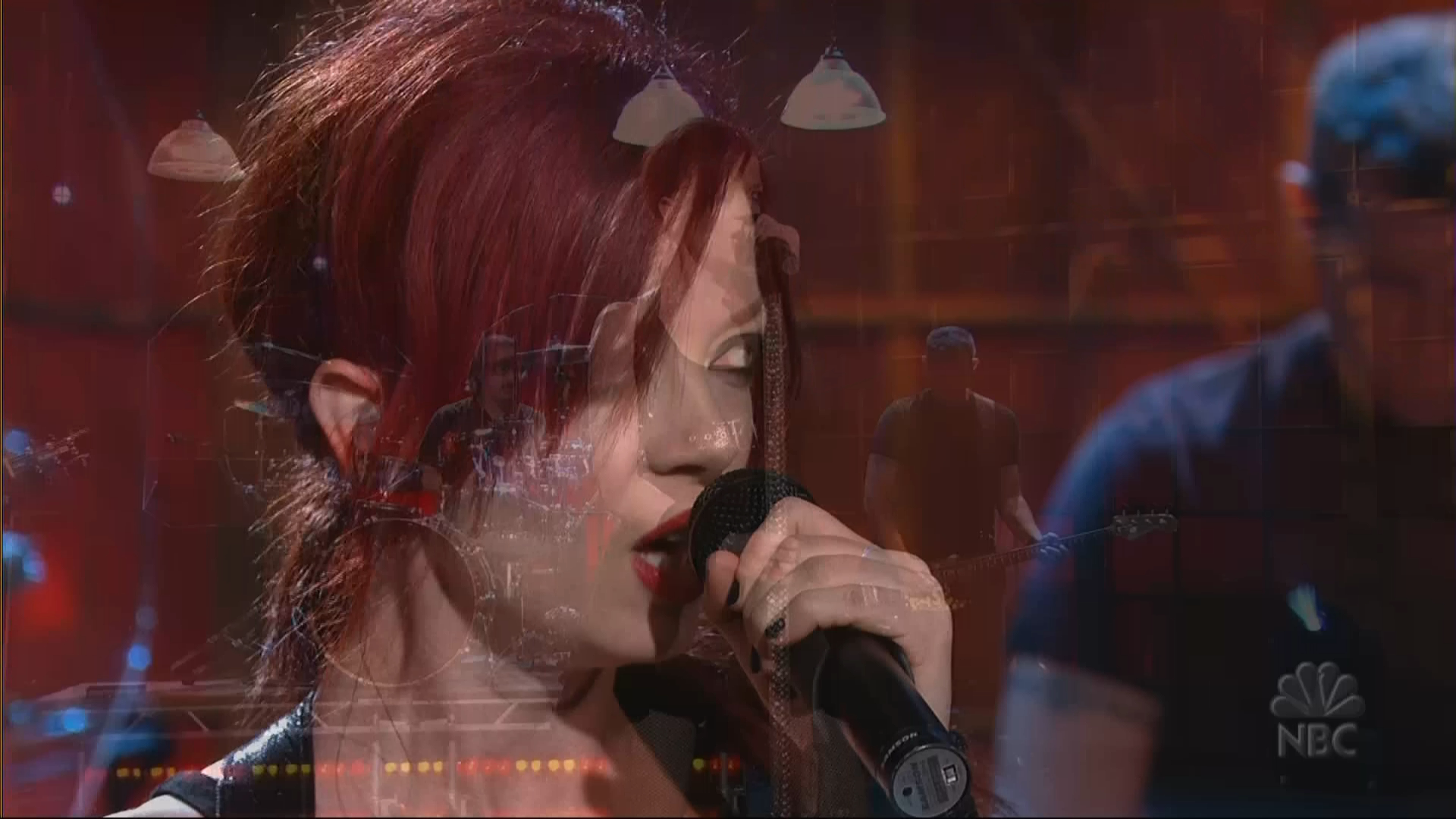 Garbage_Bleed_Like_Me_Tonight_Show_with_Jay_Leno_ 28.05.2005.TS_20220726_181611.187.png
