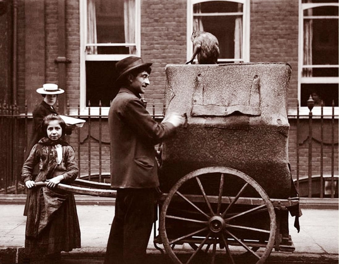 Шарманщик на улицах Лондона, в его ремесле ему помогают дочь и ручная обезьянка. 1904 год..jpg