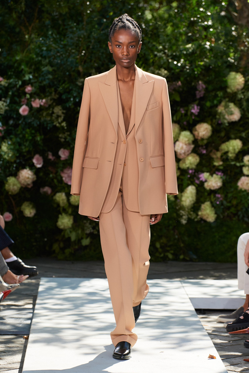 00053-Michael-Kors-Spring-22-RTW-New-York-credit-gorunway.jpg