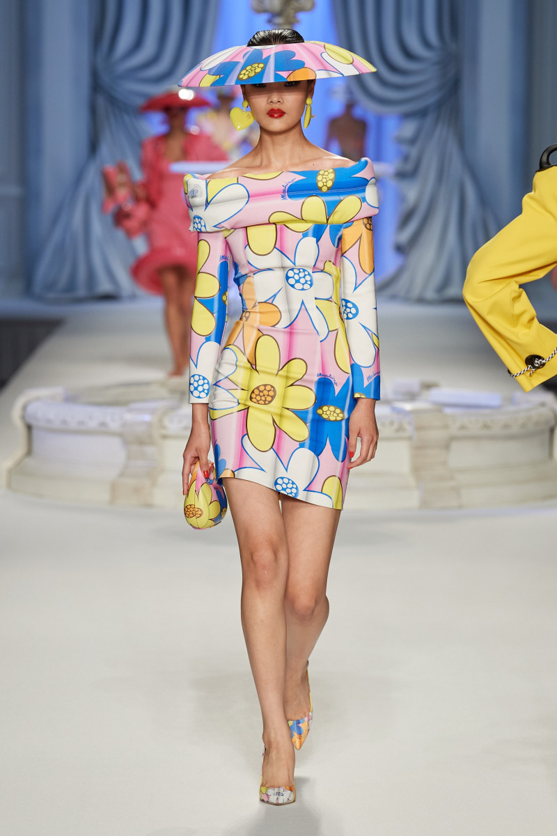 00034-moschino-spring-2023-ready-to-wear-credit-gorunway.jpg