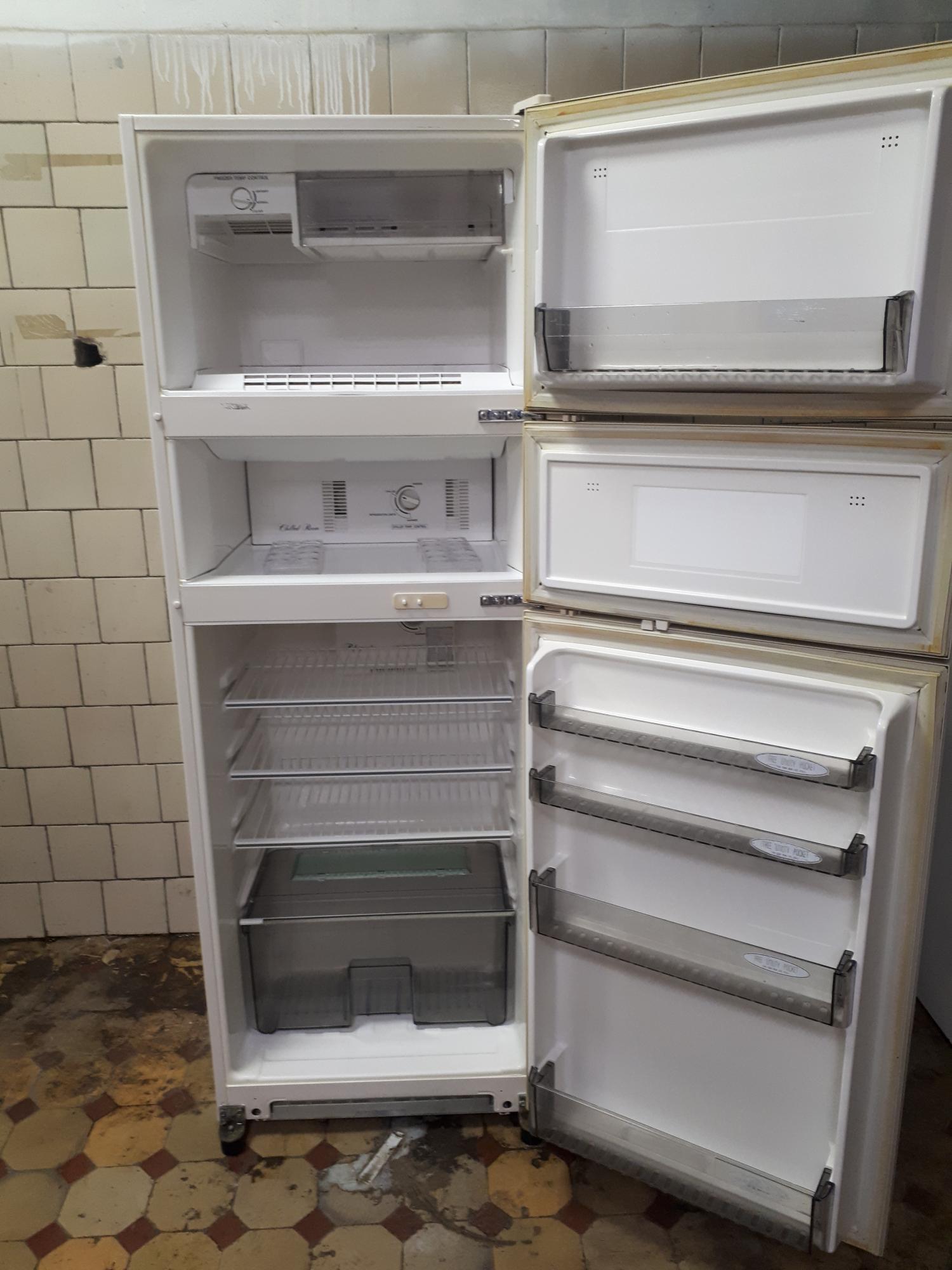 Скупка холодильного. Холодильник Samsung SR-358. Холодильник под утилизацию. Самсунг 358. Холодильник Samsung Art ww60j42e0hsold.