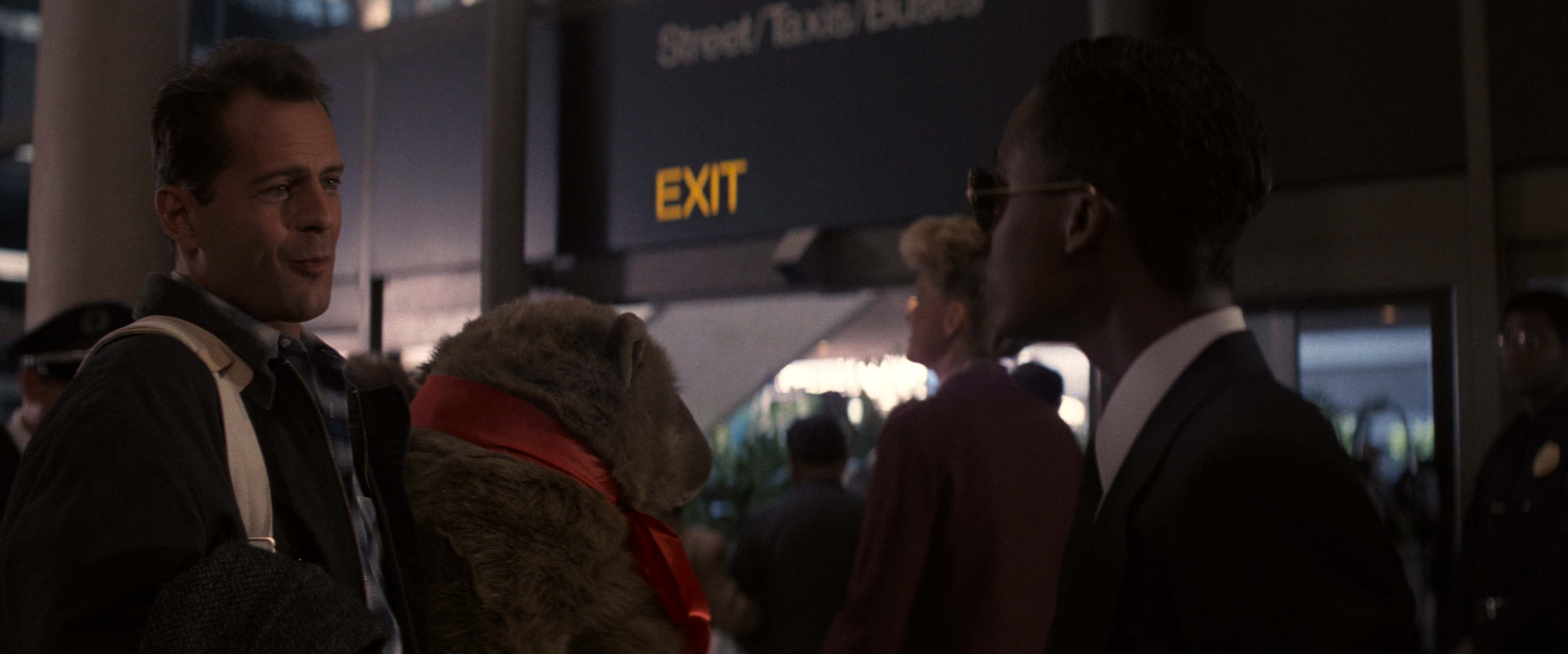 Крепкий орешек (Die Hard) 1988.mkv_snapshot_00.06.00.360.png