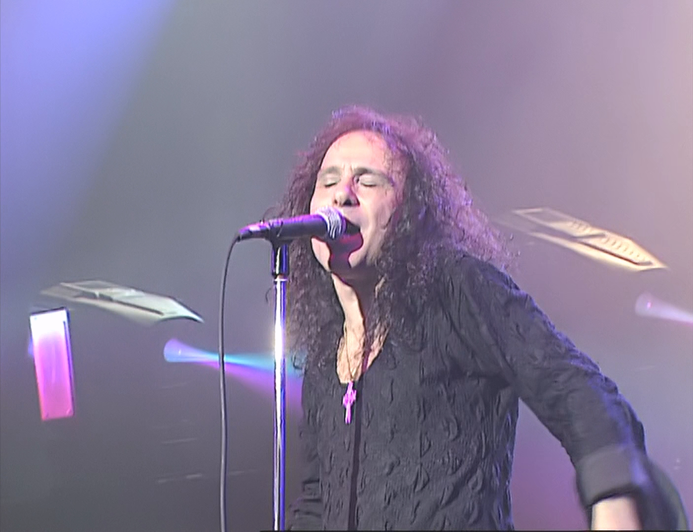 Dio.Live.In.London.Hammersmith.Apollo.1993.1080p.BluRay.DTS.FLAC.x264.HDCLUB-SbR.mkv_20230405_215012.730.png
