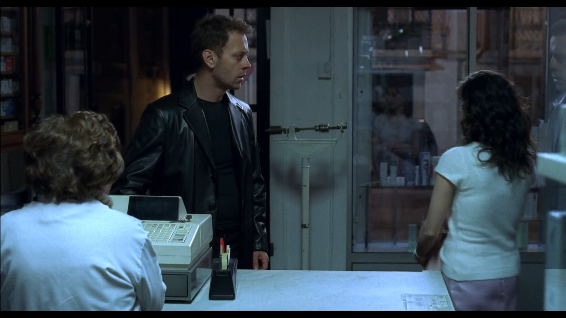 Anatomie de l'enfer (2004).1080p.WEBrip.x264.AC3.mkv_snapshot_00.04.29.988.png