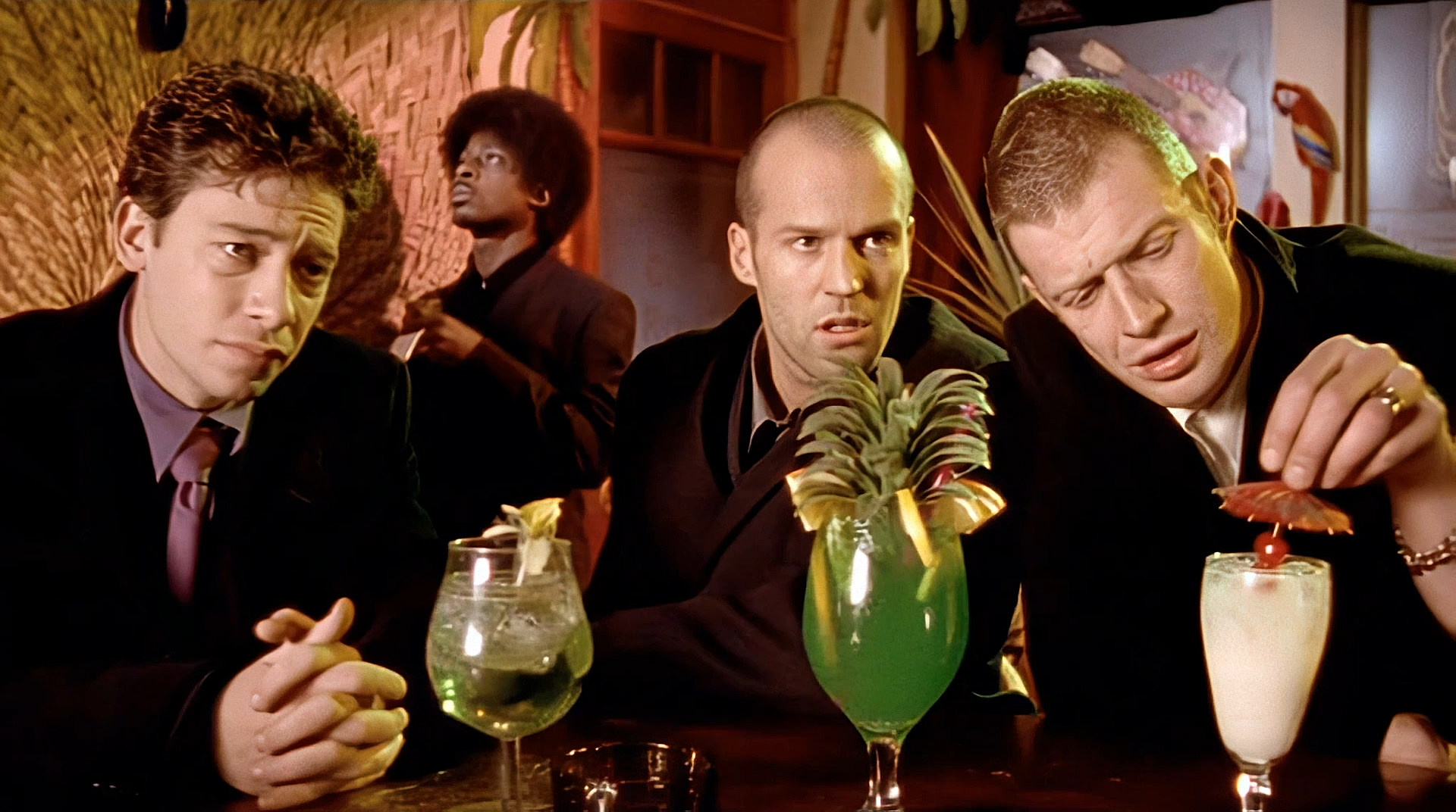 Карты, деньги, два ствола (Lock, Stock and Two Smoking Barrels) 1998 1080p.mkv_snapshot_00.22.21.680.png