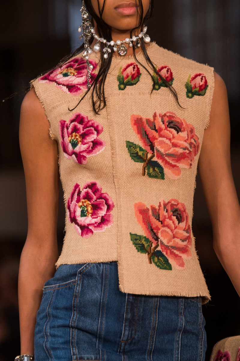 Alexander+McQueen+Spring+2018+Details+g1441okYhiUx.jpg