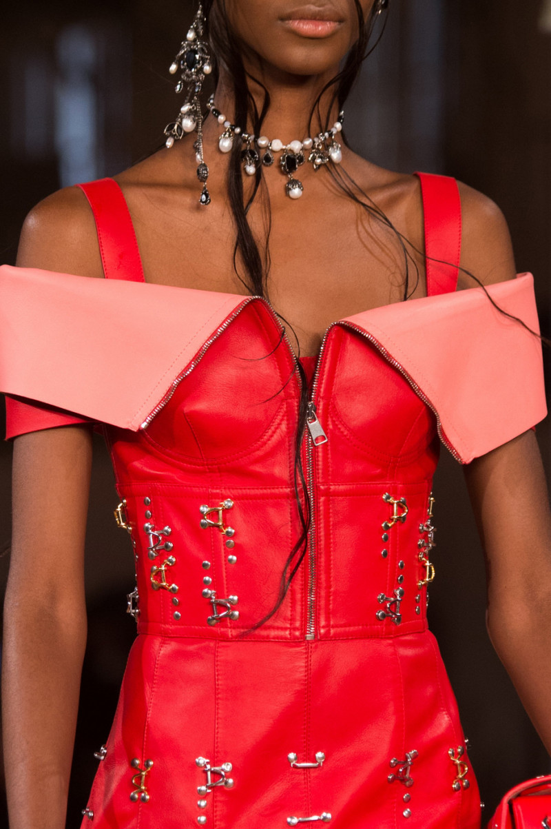 Alexander+McQueen+Spring+2018+Details+756rh5vQsz5x.jpg