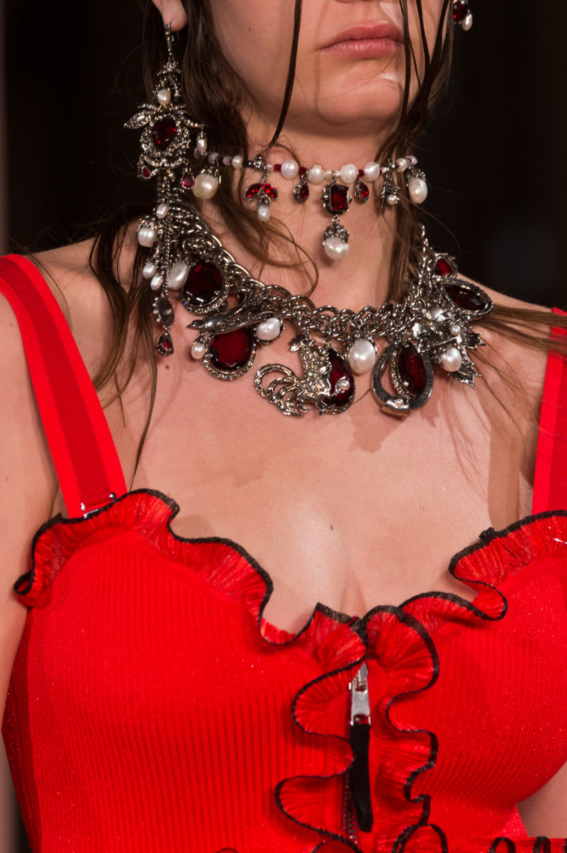 Alexander+McQueen+Spring+2018+Details+bzFXoJZEH3Mx.jpg