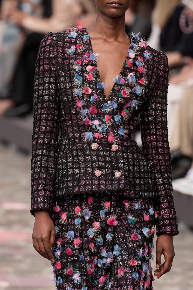 00064-chanel-fall-2023-couture-detail-credit-gorunway.jpg