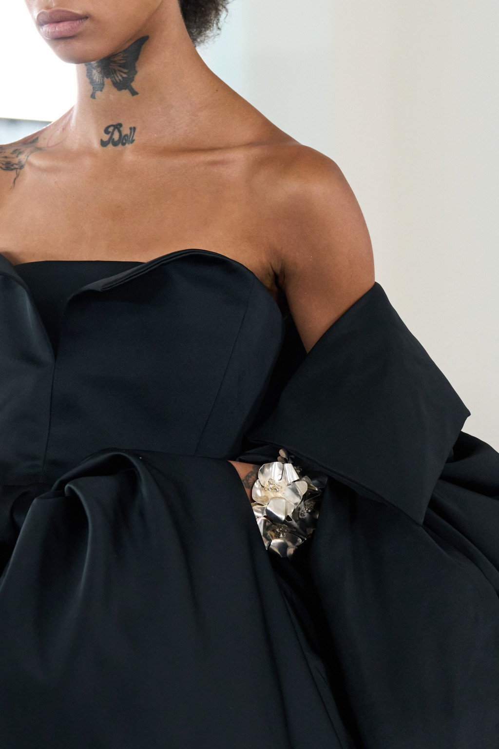 00004-giambattista-valli-fall-2023-couture-details-credit-gorunway.jpg