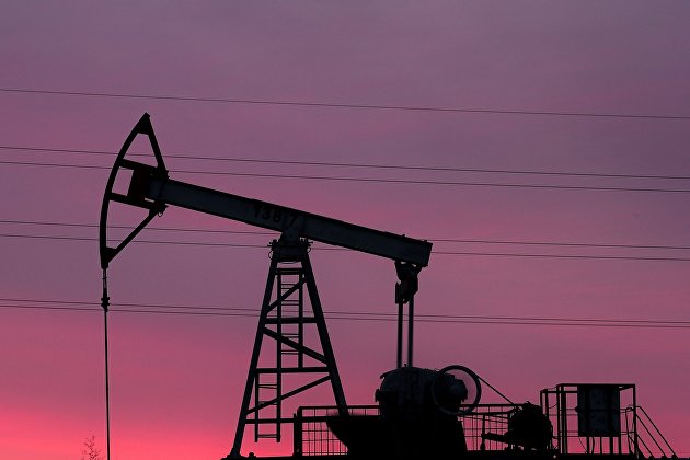 Нефть дешевеет на уходе трейдеров от риска