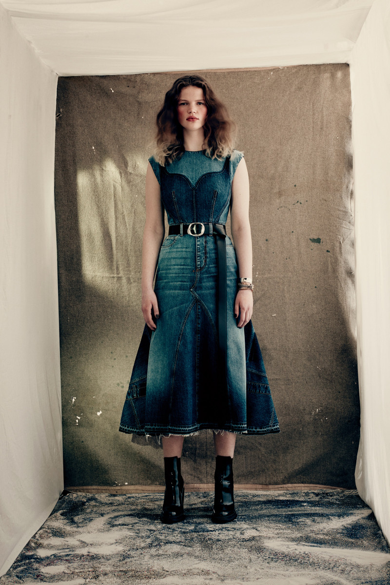 00016-Alexander-McQueen-Fall-21-credit-Paolo-Roversi-Brand.jpg