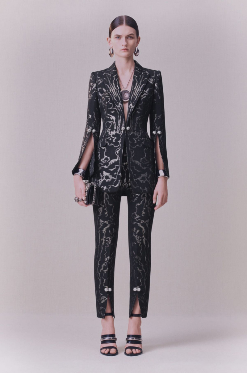 Alexander-McQueen-pre-fall-20-5446-1578994143.jpg
