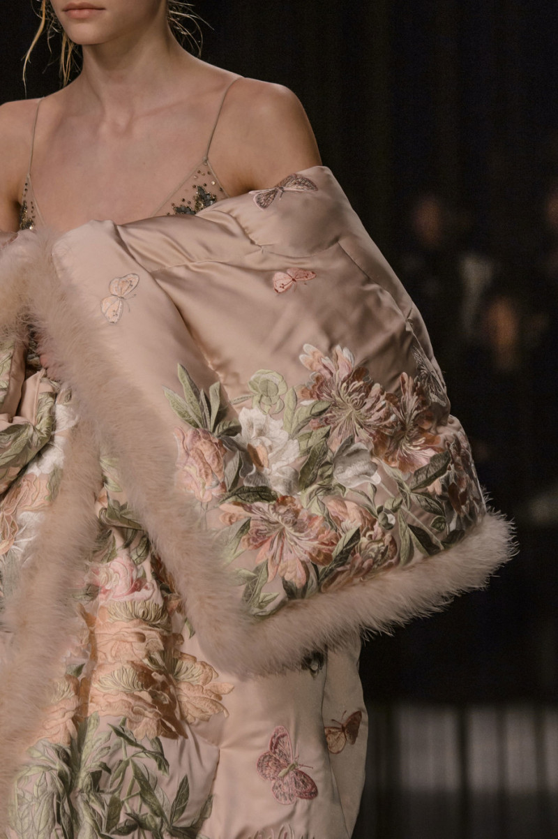 Alexander+McQueen+Fall+2016+Details+02WoqntwW9Ox.jpg