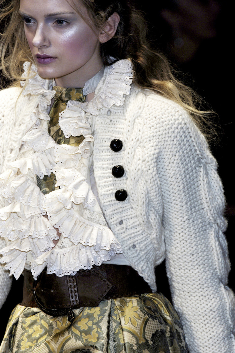 Alexander+McQueen+Fall+2006+Details+uwgxhZgcP-Jx.jpg
