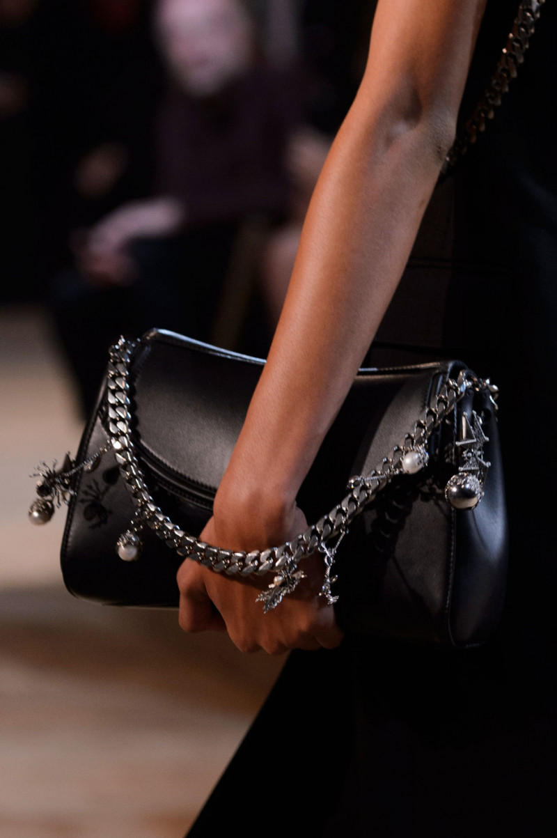 Alexander+McQueen+Spring+2016+Details+sp8z6tYCKCjx.jpg