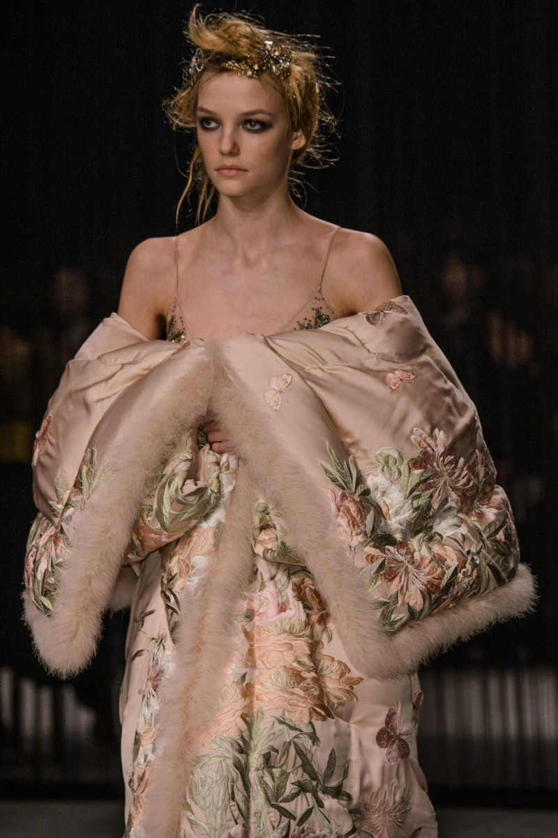 Alexander+McQueen+Fall+2016+Details+MRu-N2mBHeex.jpg