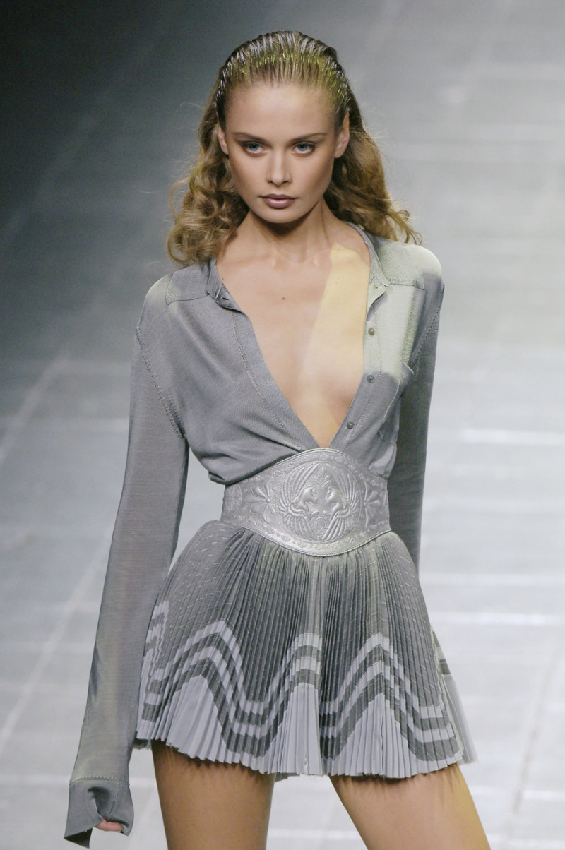 Alexander+McQueen+Spring+2006+J5GxeERDBChx.jpg