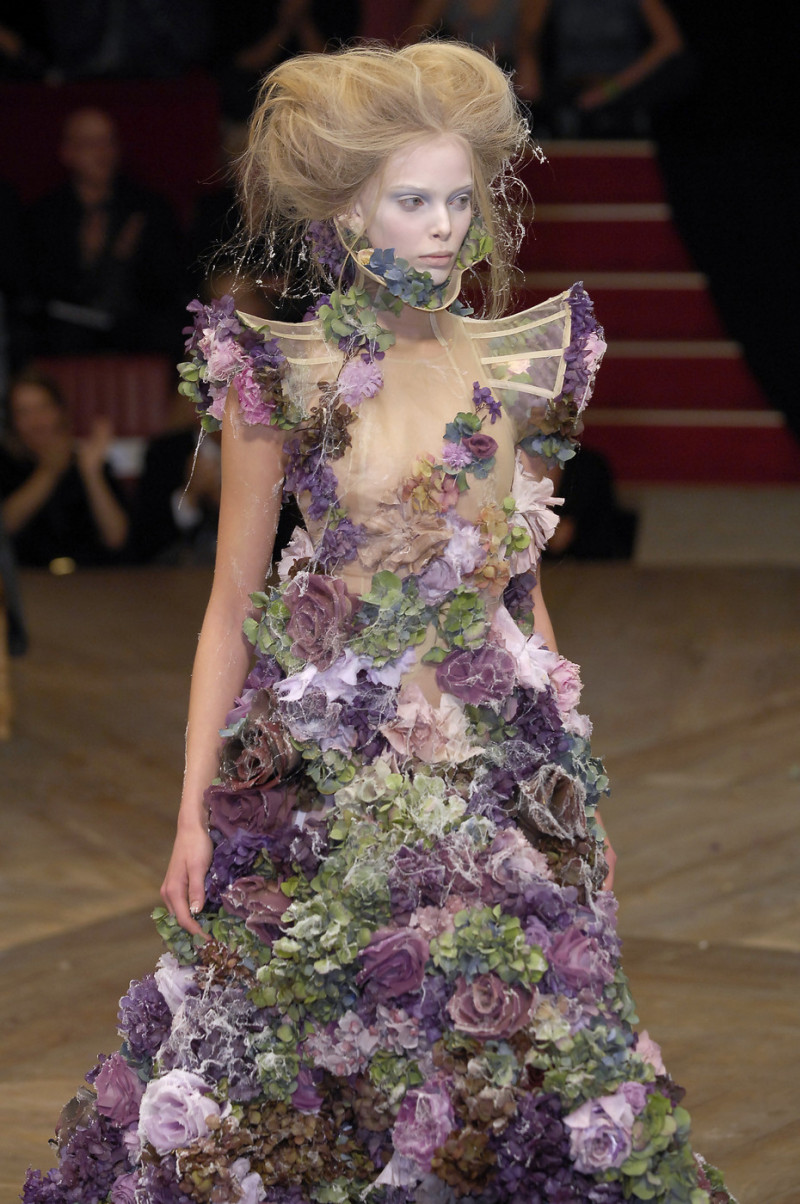 Alexander+McQueen+Spring+2007+Y_4HxE1PrYnx.jpg