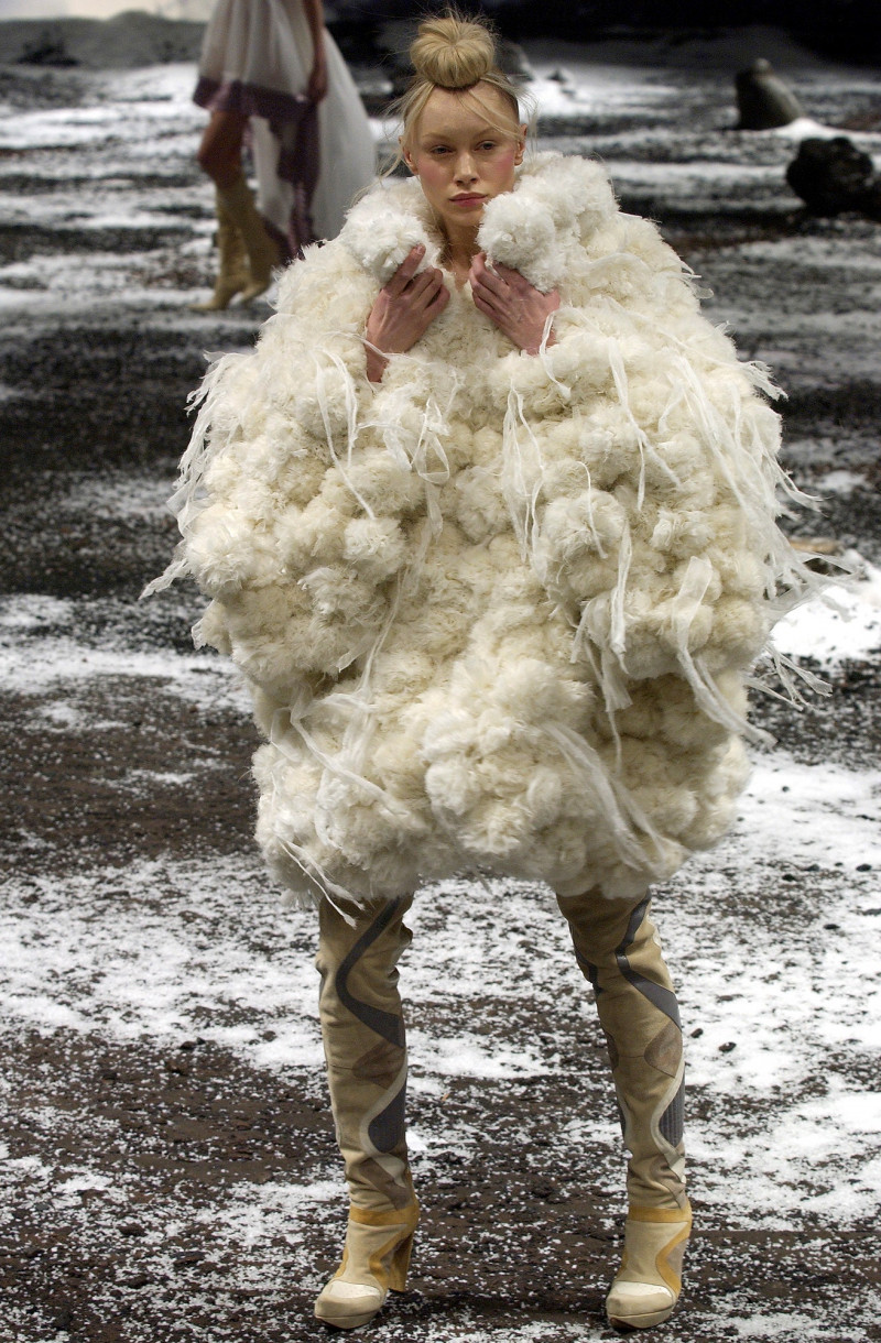 alexander-mcqueen-fall-2003-ready-to-wear-00500h-tatiana-urina.jpg