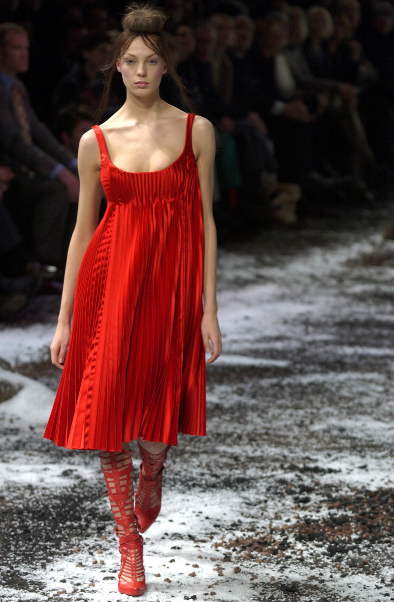 alexander-mcqueen-fall-2003-ready-to-wear-00470h-daria-werbowy.jpg