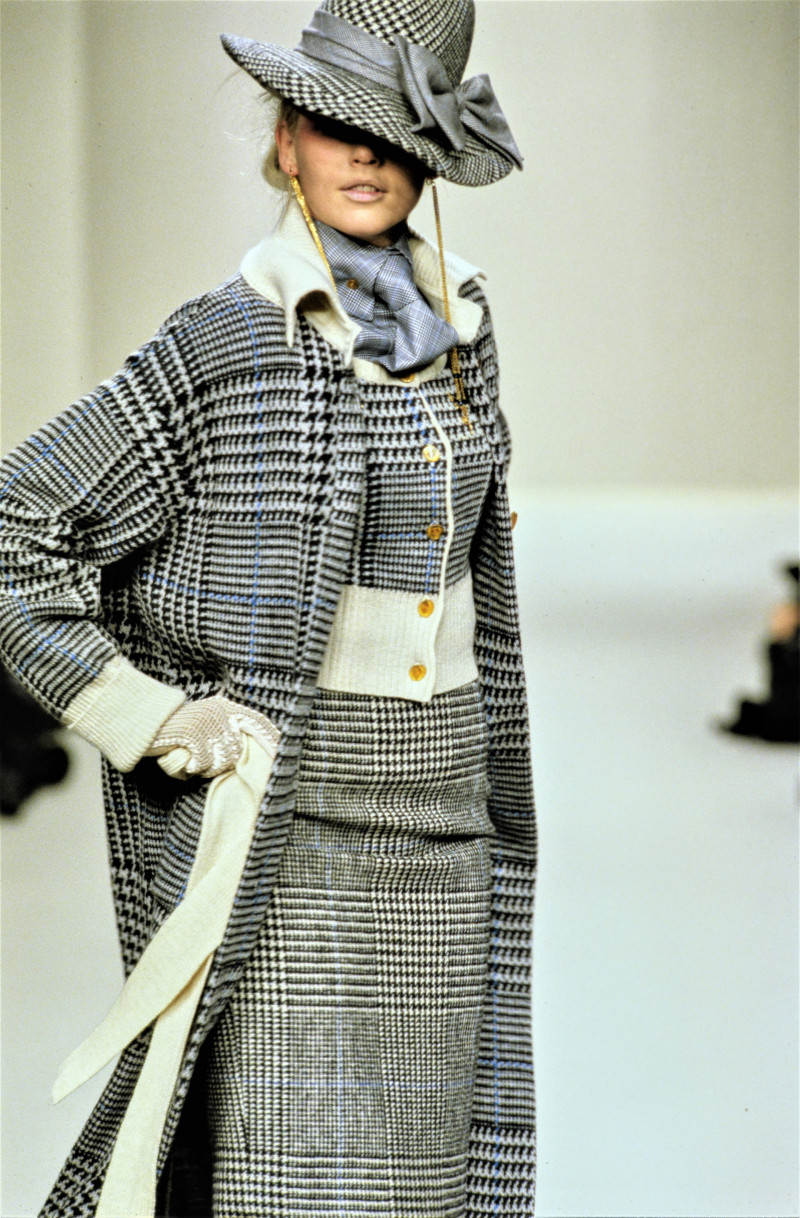 030-vivienne-westwood-fall-1996-ready-to-wear-detail-CN10055614-jicky-schene.jpg