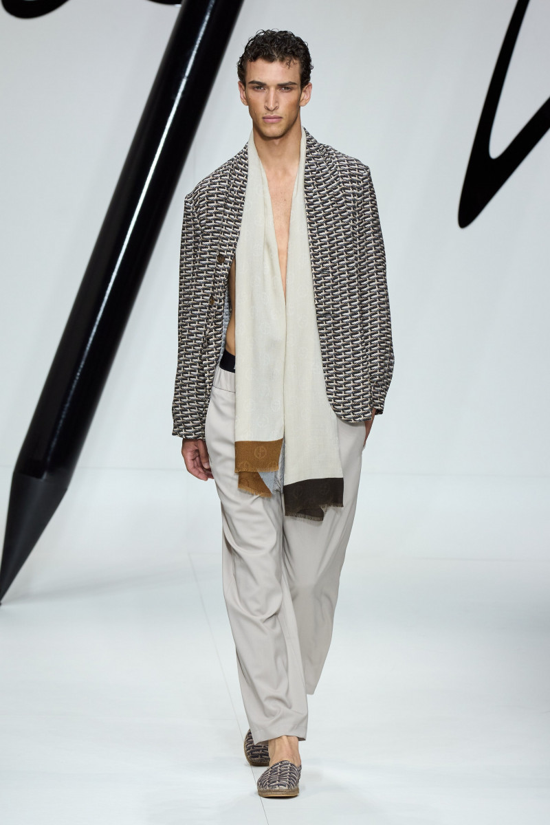 00024-giorgio-armani-spring-2024-menswear-credit-gorunway.jpg