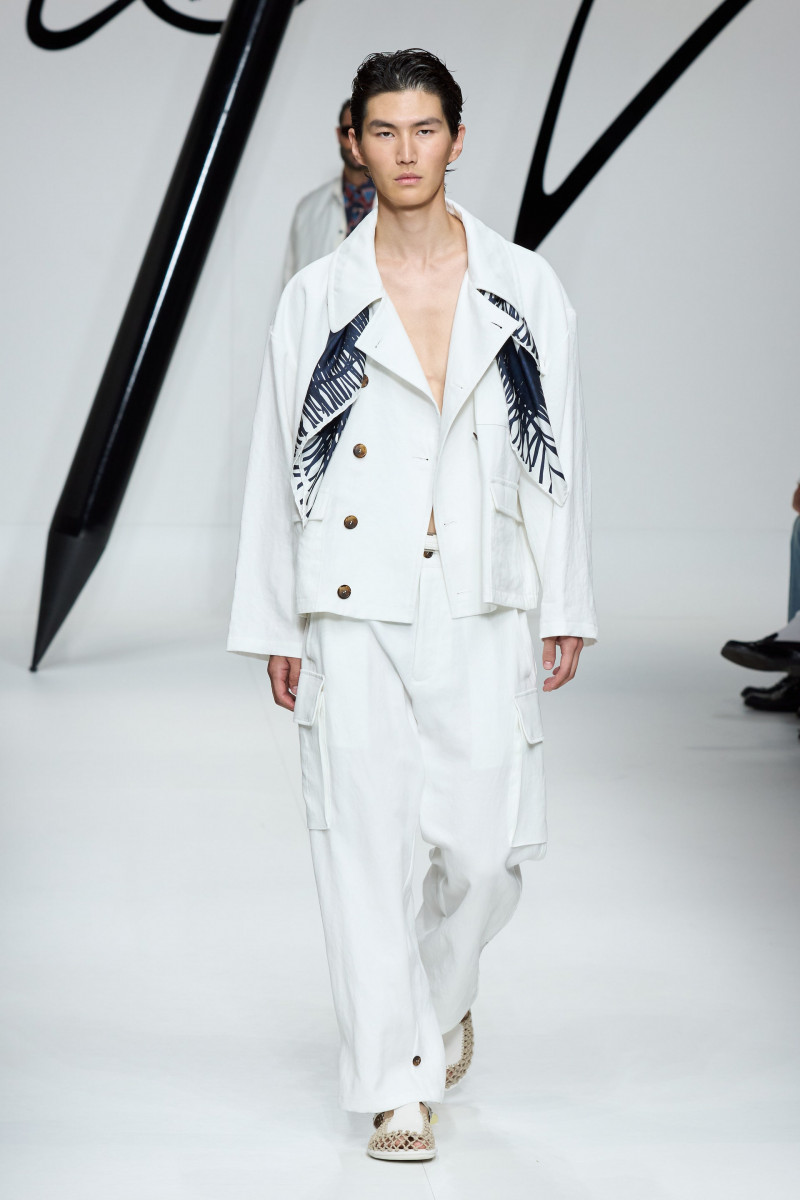 00075-giorgio-armani-spring-2024-menswear-credit-gorunway.jpg