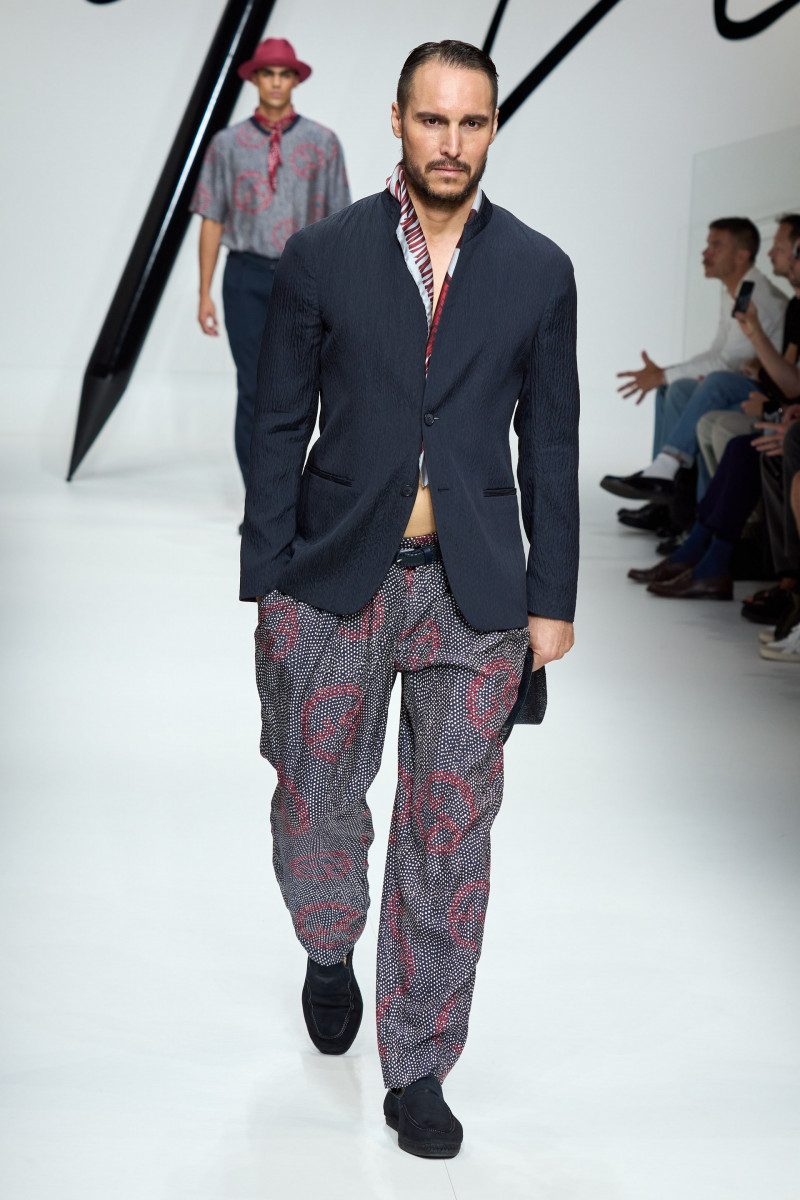00060-giorgio-armani-spring-2024-menswear-credit-gorunway.jpg