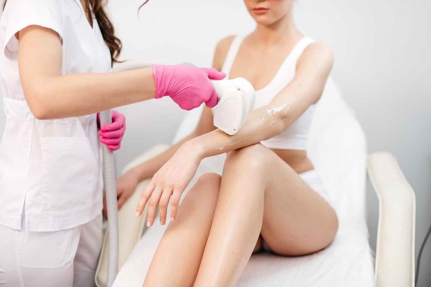 Лазерная эпиляция: избавляемся от волос безболезненно и надолго с помощью передовых технологий