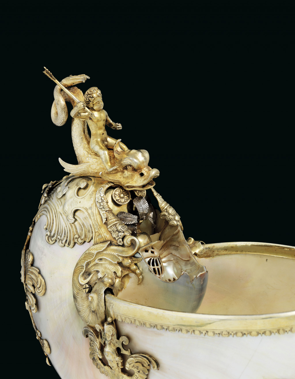 2019_CKS_17726_0002_003(a_german_parcel-gilt_silver-mounted_nautilus_shell_cup_mark_of_albrech104127)(1).jpg
