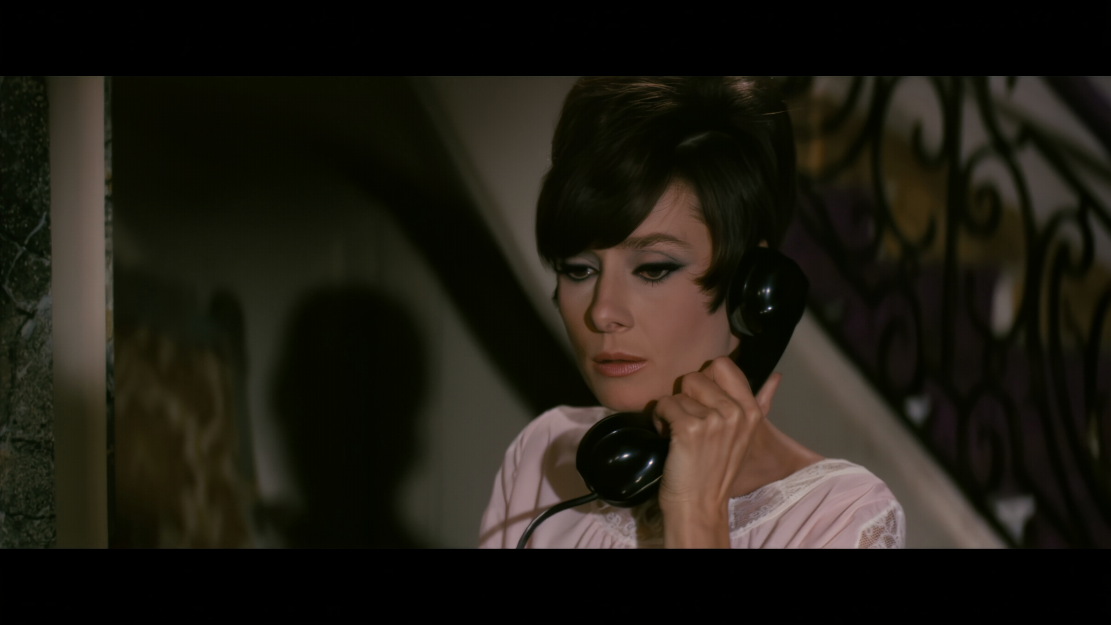 How To Steal A Million - Как украсть миллион 1966 4К.mkv_20231116_111152.929.png