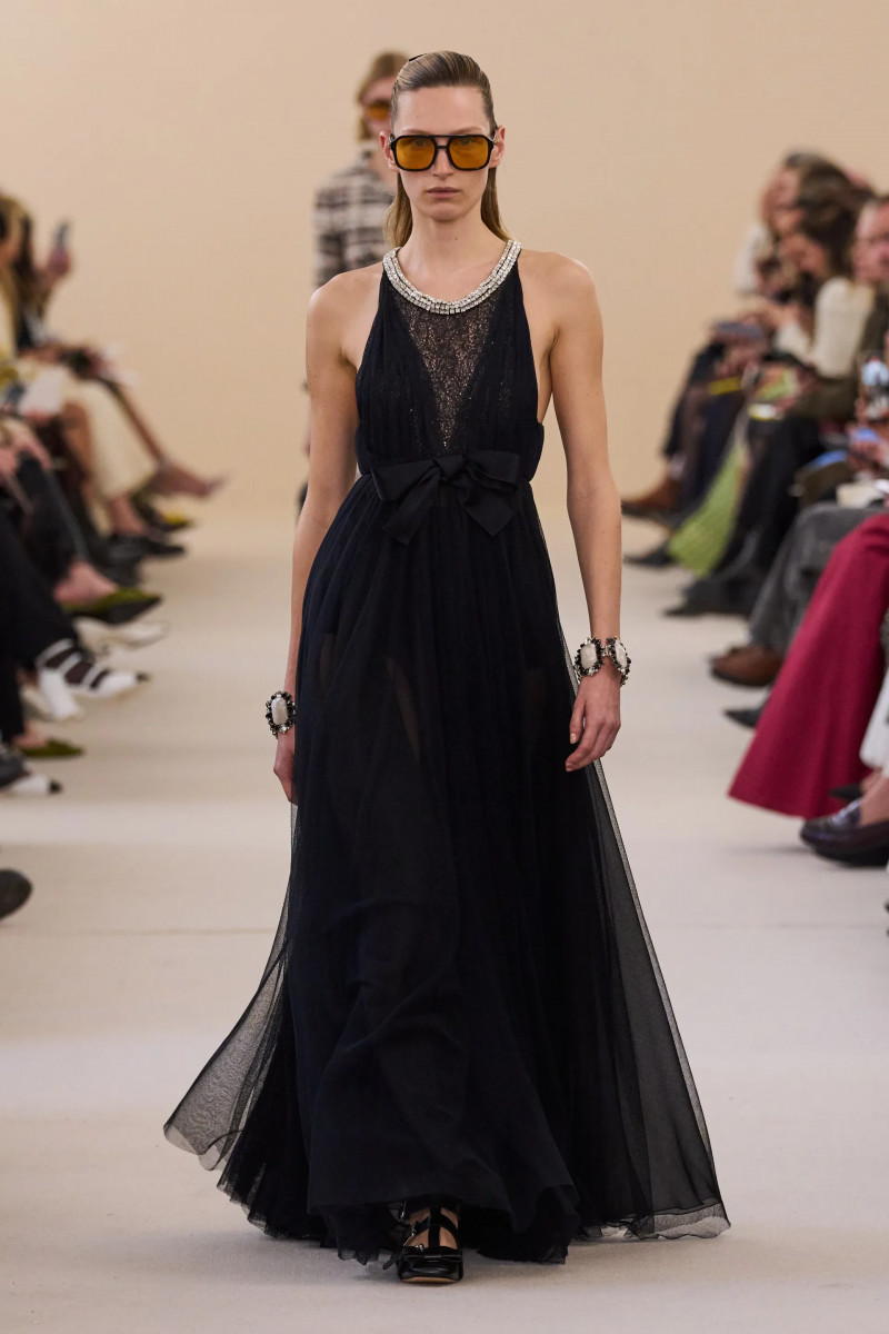 00025-giambattista-valli-fall-2024-ready-to-wear-credit-gorunway.webp
