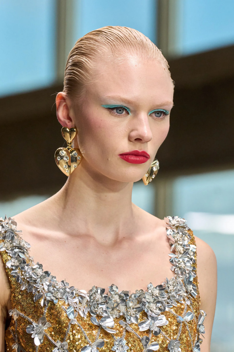 00129-carolina-herrera-detail-fall-2024-ready-to-wear-credit-gorunway.webp