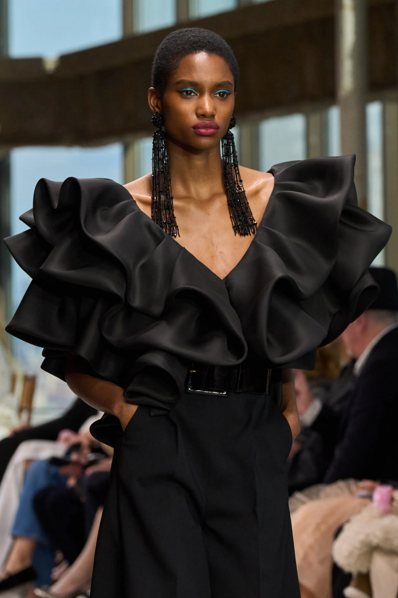 00011-carolina-herrera-detail-fall-2024-ready-to-wear-credit-gorunway.webp