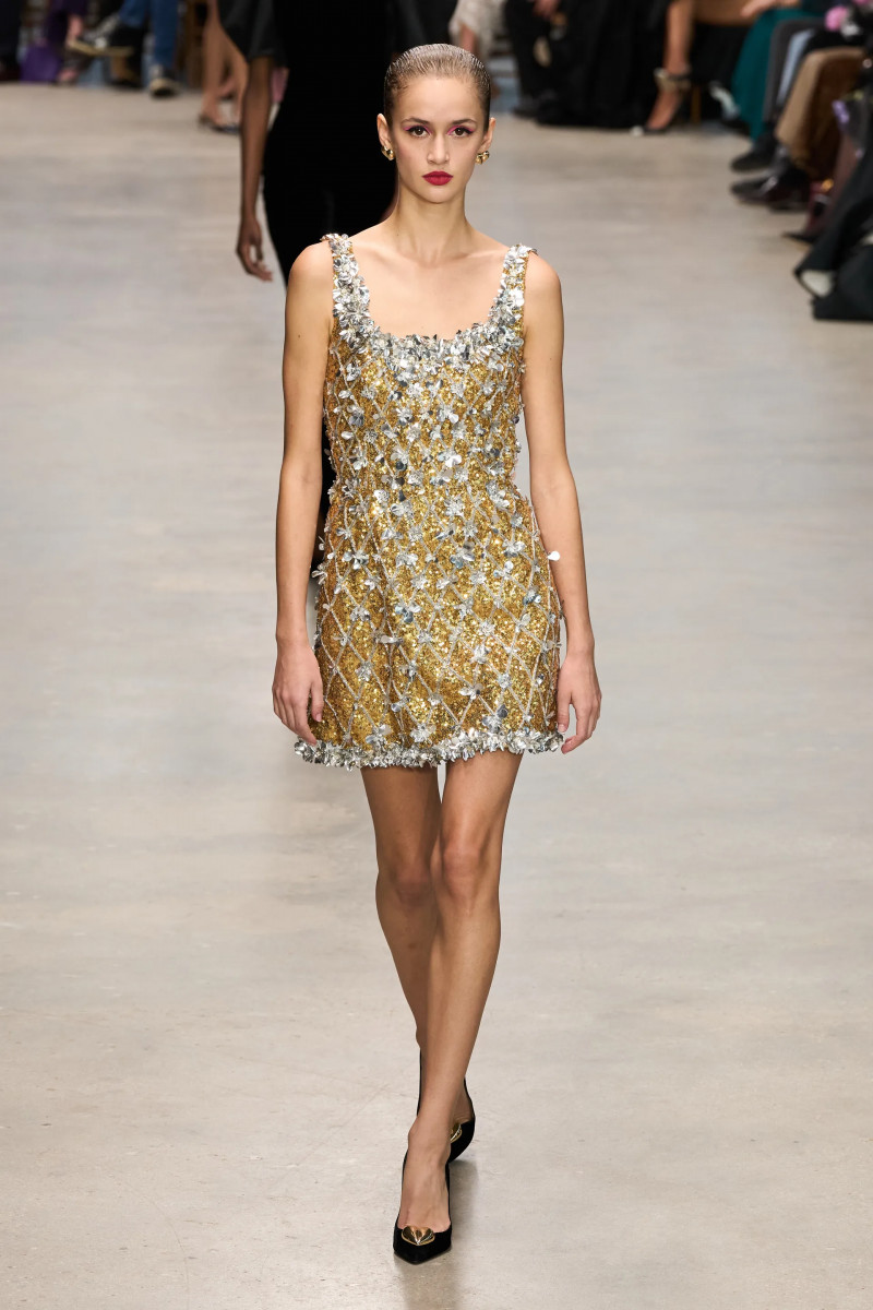 00051-carolina-herrera-fall-2024-ready-to-wear-credit-gorunway.webp