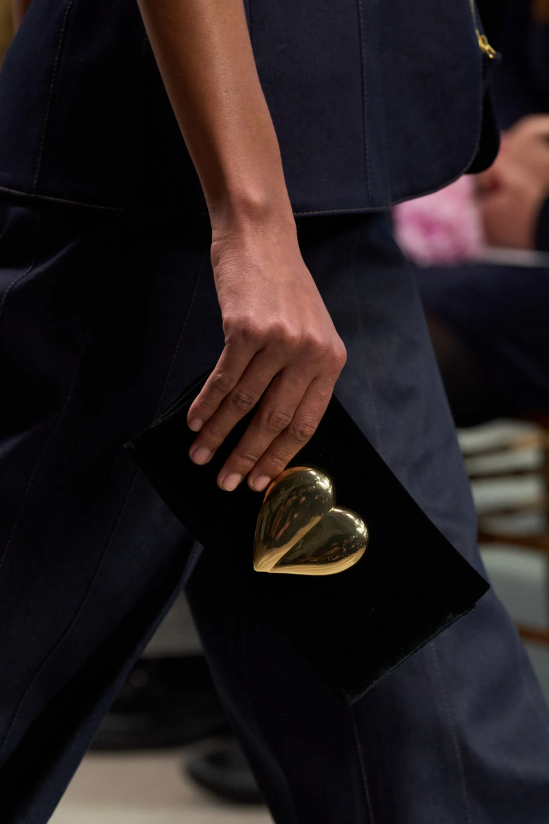 00031-carolina-herrera-detail-fall-2024-ready-to-wear-credit-gorunway.webp