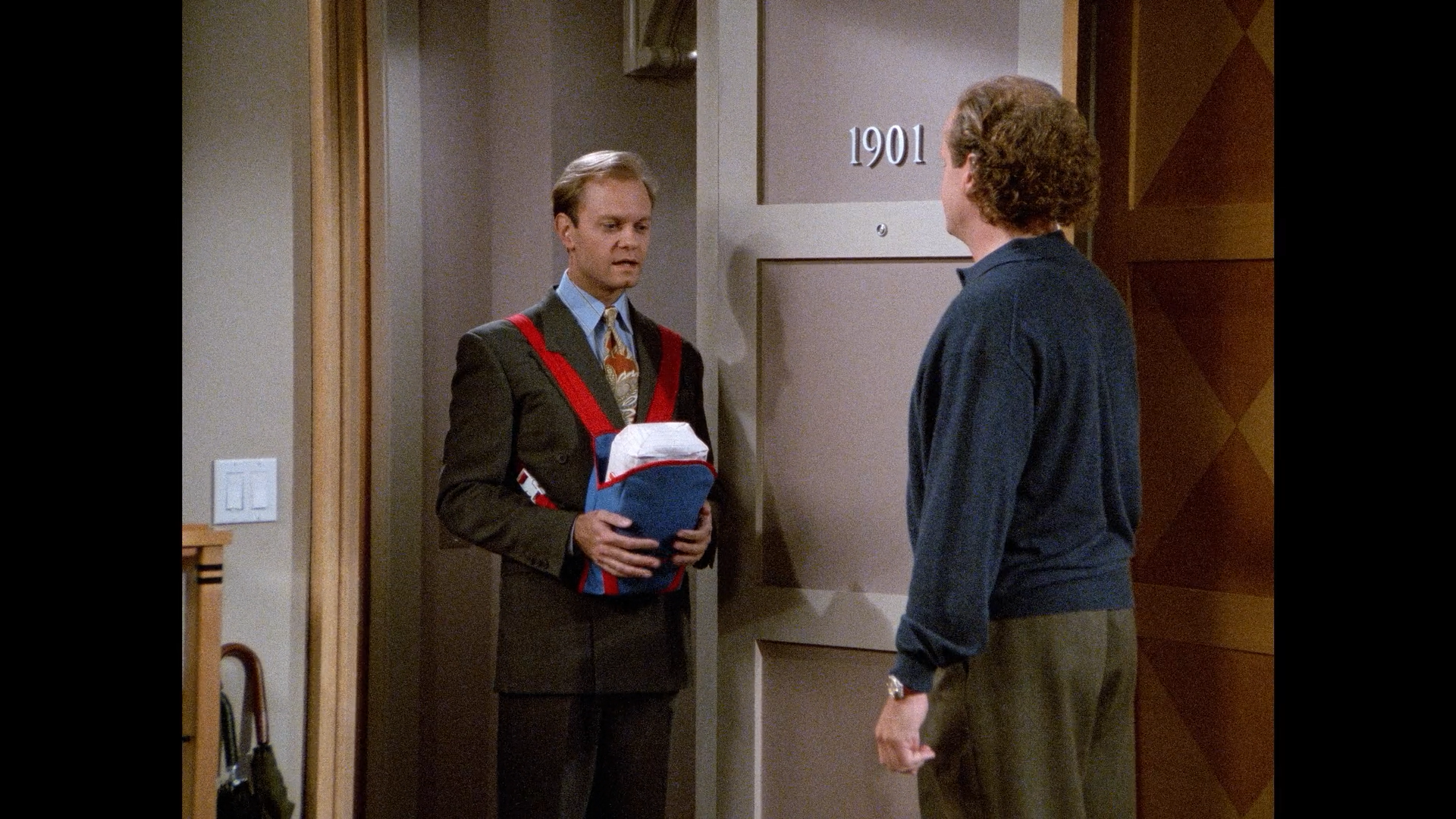 Frasier.S02E04.Flour.Child.1080p.BluRay.Remux.Rus.Eng-@EniaHD.png