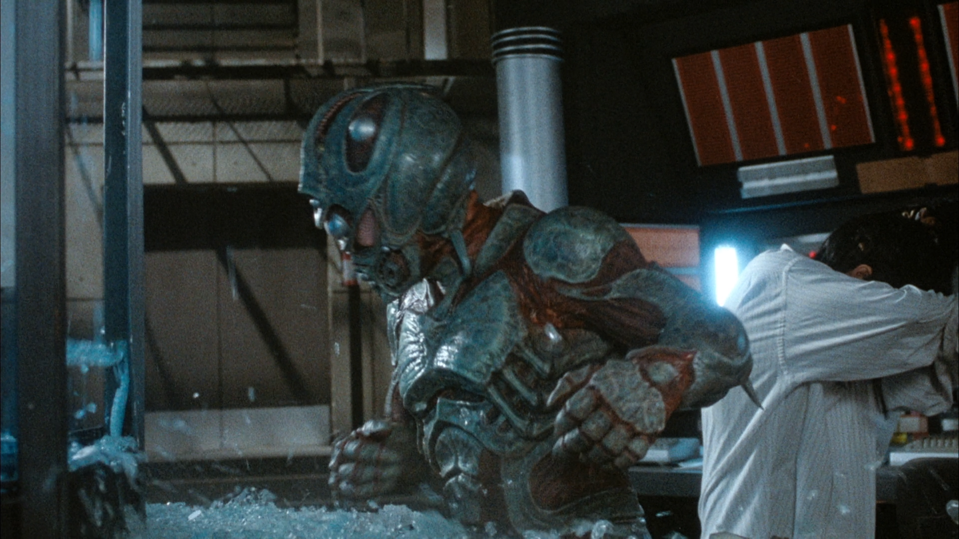 Гайвер (1991. Guyver) [Director's Cut].mkv_snapshot_01.13.27_[2024.04.18_23.34.28].png