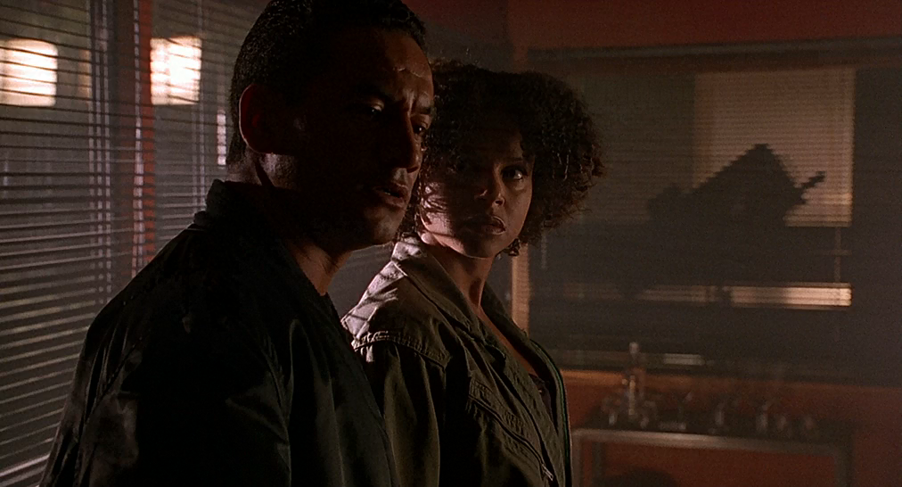 Barb Wire (1996) BDRip-AVC.mkv_snapshot_01.02.38.964.png