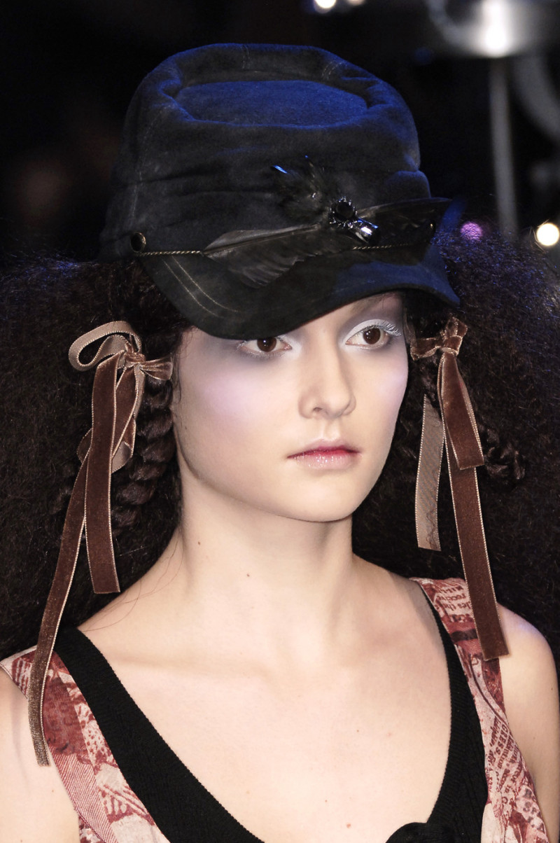 John+Galliano+Fall+2006+Details+Xhzn3B6E5Aex.jpg