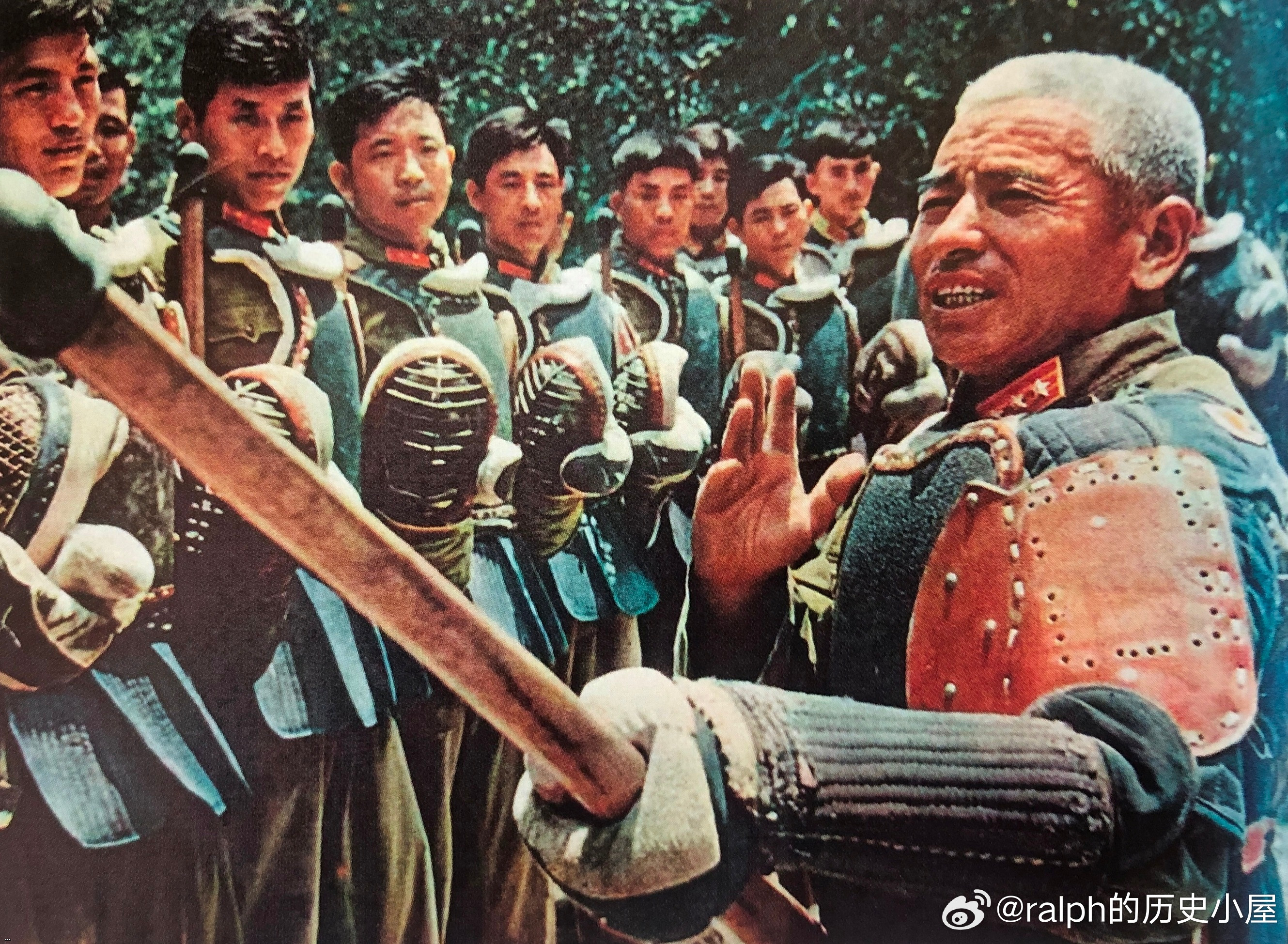 Полковник Су Чэнсян демонстрирует приемы штыкового боя 