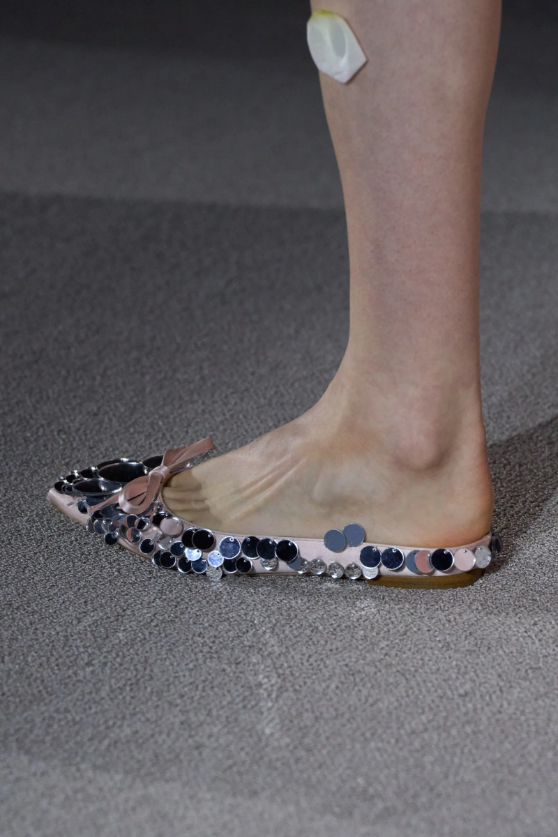 00040-giambattista-valli-fall-2024-couture-details-credit-gorunway.webp