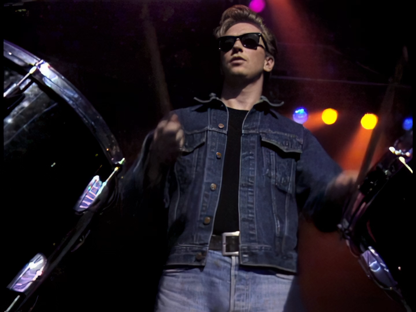 Depeche Mode - Personal Jesus (1990).mkv_snapshot_02.39.680.png