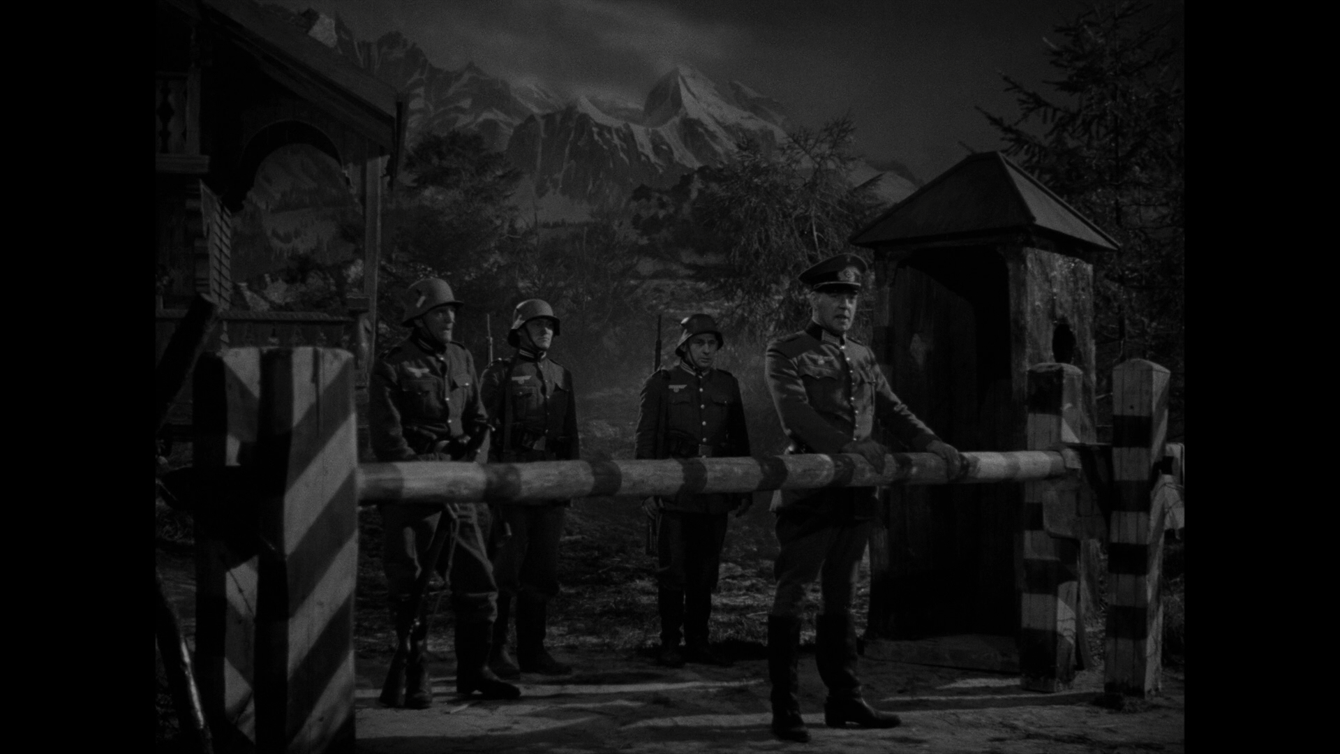 Pimpernel.Smith.1941.BDRemux.1080p.mkv_snapshot_00.24.48.263.png